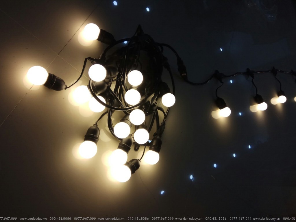 Dây đèn thả sử dụng kết hợp với bóng đèn LED chống mưa là giải pháp hoàn hảo trang trí ngoài trời